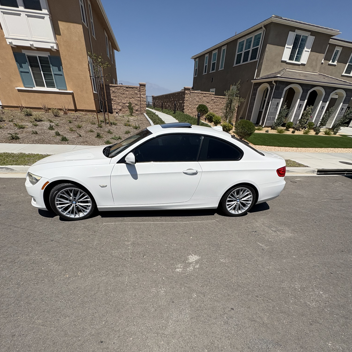 2011 BMW 3-Series - Image 3